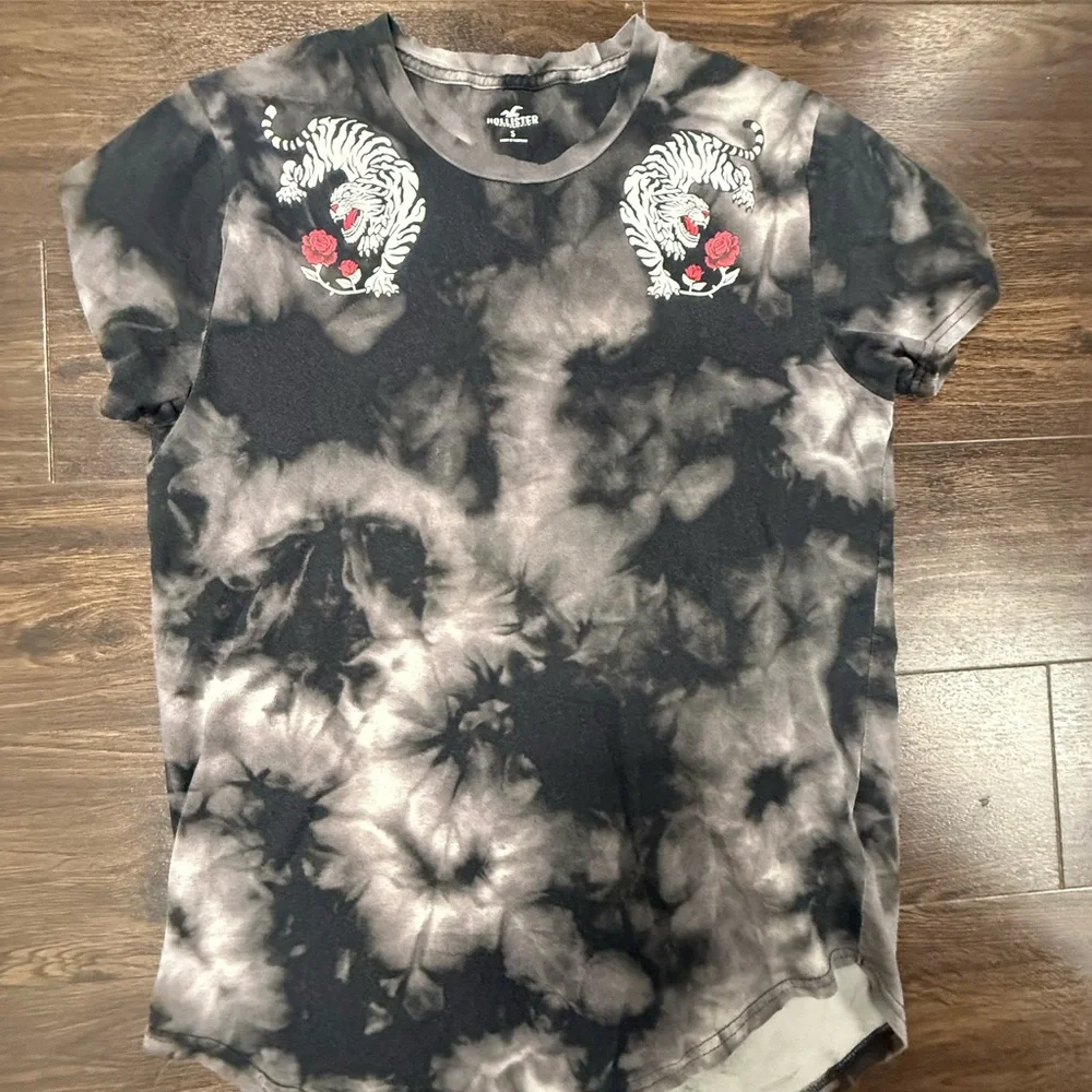 Hollister Black & Grey Tie-Dye‎ Tiger Rose Graphic Tee - Small